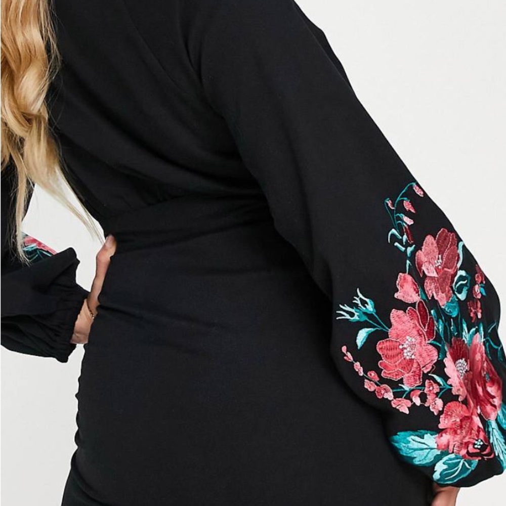 “SOLD” SOLD”long sleeve, ASOS V-neck mini dress, buckle belt, floral appliqué. - Picture 7 of 12